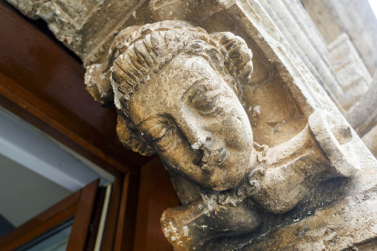 Busto de doña Isabel en un ventanal de la fachada norte. SANTI OTERO