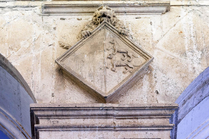 Escudo de Isabel de Osorio en la escalera interior del palacio. SANTI OTERO