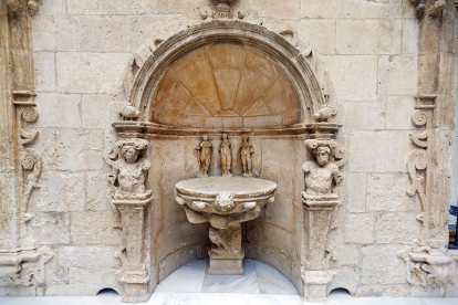 Fuente del patio del palacio de Saldañuela. SANTI OTERO