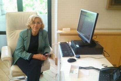 Manuela Carmena en su despacho como nueva alcaldesa de Madrid.-Foto: TWITTER