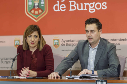 Los socialistas Nuria Barrio y Daniel de la Rosa han valorado la candidatura de Cristina Ayala por parte del Partido Popular. SANTI OTERO