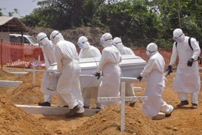 Sanitarios trasladan el cadáver de una víctima de ébola, el pasado marzo, en Monrovia (Liberia).-AP / Abbas Dulleh