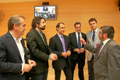 César Antón con los portavoces y procuradores de los partidos que integran la Comisión de Investigación por los sobrecostes del Hubu.-ICAL
