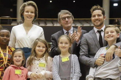 La reina Mathilde de Bélgica, el presidente del Parlamento Europeo, David Sassoli, y David Bisbal posan con unos niños en la conferencia celebrada este miércoles.-AFP