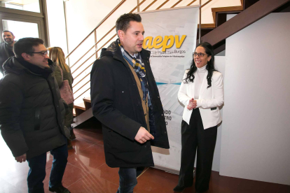 El alcalde, Daniel de la Rosa, a su llegada a la sede de los empresarios de Villalonquéjar con Silvia Pereda, la presidenta de la asociación. TOMÁS ALONSO