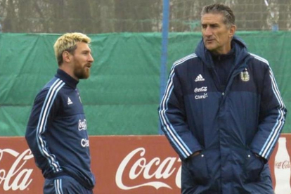 Leo Messi y Edgardo Bauza,,el seleccionador de Argentina, en un entrenamiento del cuadro albiceleste.-