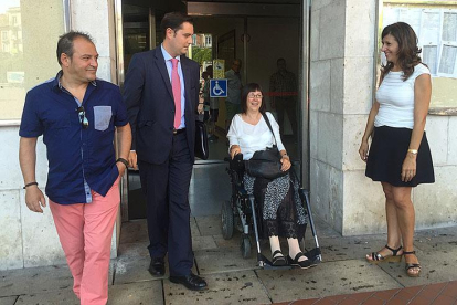 Mar Ramírez salía ayer del Ayuntamiento acompañada por Óscar González (izquierda), Daniel de la Rosa y Nuria Barrio.-ECB