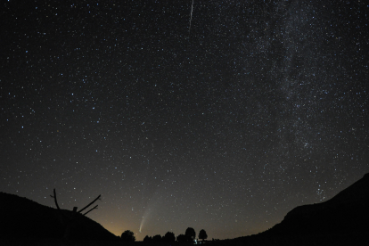Fotografía del cielo nocturno con el Cometa Neowise y una fugaz. EMILIO GUTIÉRREZ