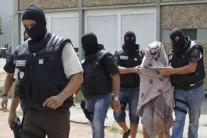 Las fuerzas de seguridad se llevan detenida a la mujer del terrorista.-Foto:   REUTERS/EMMANUEL FOUDROT