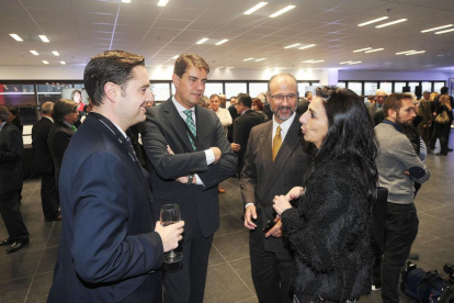 De la Rosa (PSOE )y Bañeres (C’s) charlaron en presencia de los procuradores Ibáñez (PP) y Fuentes (C’s) en Campofrío.-I. L. MURILLO