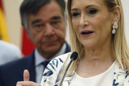 Cristina Cifuentes comparece tras la reunion que ha mantenido con el presidente del Colegio Oficial de Farmaceuticos de Madrid.-FERNANDO ALVARADO (EFE)