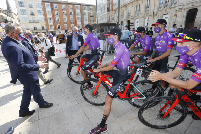 Los corredores del Burgos BH esperan al inicio de la primera etapa de la Vuelta a Burgos. SANTI OTERO