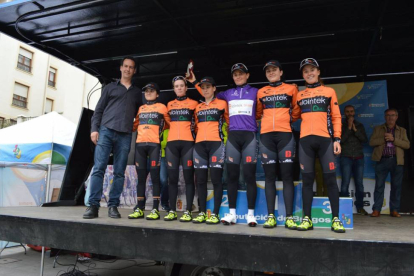 Belén López junto a sus compañeras en el podium de Medina de Pomar.-