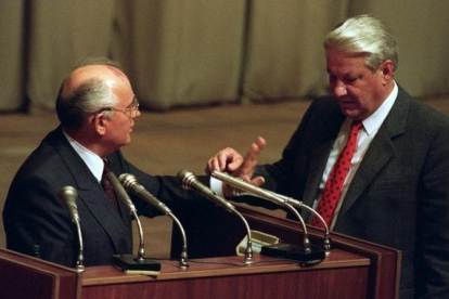 El presidente de la URSS, Mijail Gorbachov, (derecha)  con el presidente de la Federación Rusa, Boris Yeltsin, en agosto de 1991.-AFP / PIKO