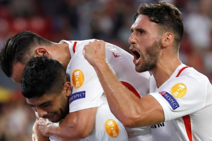 Banega, Roque Mesa y Sergi Gómez celebran uno de los goles del Sevilla.-EFE / JULIO MUÑOZ