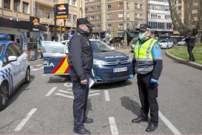 Un policía nacional y policiía local conversan. ECB