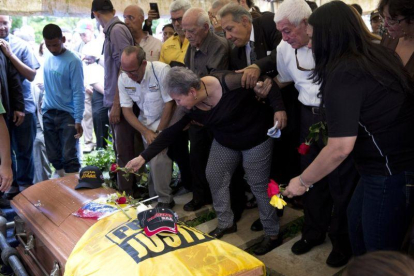 Amparo Salazar, madre del opositor Fernando Albán, deja una rosa sobre su tumba.-AP