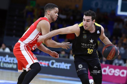 Ferran Bassas intenta superar en velocidad a su par en un partido de la pasada temporada.-ACB PHOTO / A. PÉREZ