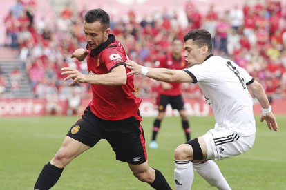 Yanis (derecha) trata de frenar a Sastre, uno de los destacados ayer.-JORDI AVELLÀ