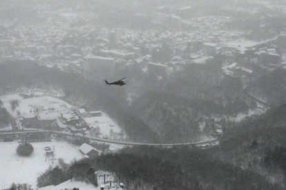 Vistas desde un helicóptero de la estación de esquí de Kusatsu, después de la avalancha de nieve provocada por la erupción de un volcán.-AFP