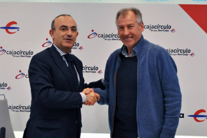 Eduardo Hernández (Ibercaja) yFélix Novoa (Capiscol) sellan el acuerdo. ECB-