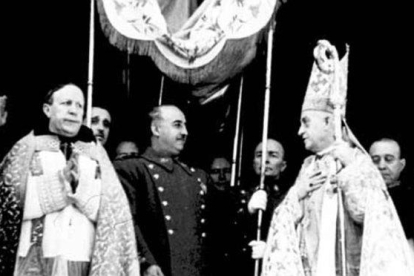 Francisco Franco, bajo palio durante la visita a una catedral.-