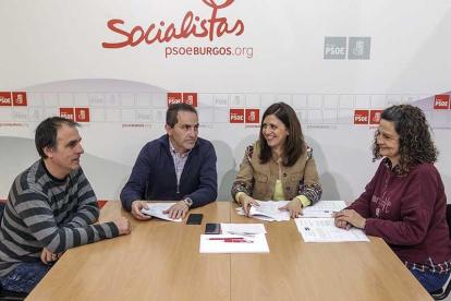 La secretaria provincial del PSOE, Esther Peña, se reunió ayer con representantes de Comisiones Obreras y UGT.-SANTI OTERO