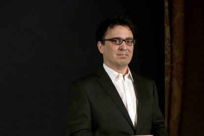 El escritor zamorano José C. Vales posa el premio Nadal con su novela "Cabaret Biarritz"-Efe