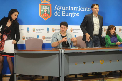 Gloria Bañeres (Ciudadanos), Raúl Salinero (Imagina), Daniel de la Rosa (PSOE) y Silvia Álvarez de Eulate, ayer, en rueda de prensa.-ISRAEL L. MURILLO