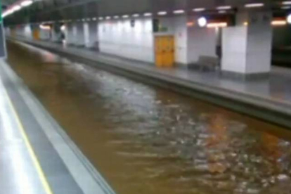 Un videoaficionado graba la inundación en la estación del AVE de Girona.-Foto: TV3