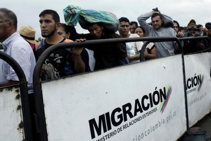 Una multitud de venezolanos intentan cruzar la frontera desde Venezuela hacia Colombia, en Cúcuta, el 13 de febrero-REUTERS / CARLOS EDUARDO RAMIREZ