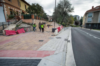Nuevo pavimento instado en esta zona peatonal que va desde el Arco de San Martín hacia el barrio de San Pedro de la Fuente. TOMÁS ALONSO