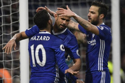 Hazard y Cesc congratulan a Diego Costa tras el tercer gol del Chelsea.-Tony O Brien