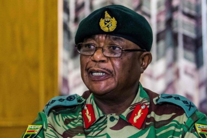 El jefe del Ejército de Zimbabue, el general Constantino Chiwenga.-AFP / JEKESAI NJIKIZANA