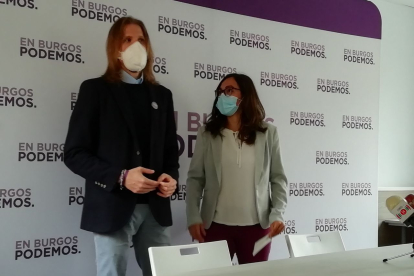 Fernández y Domínguez en la sede de Podemos Burgos. ECB