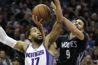 Ricky Rubio encara la canasta ante Garrett Temple.-AP / RICH PEDRONCELLI