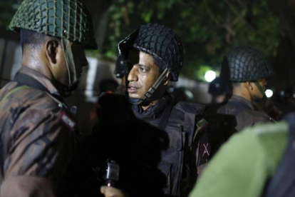 Fuerzas de seguridad mantienen cercado el restaurante en Dacca.-