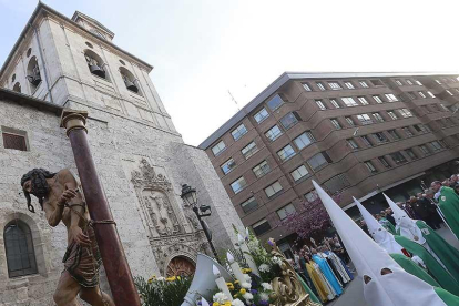Paso de Jesús atado a la columna a su paso por la calle Concepción al inicio de la procesión.