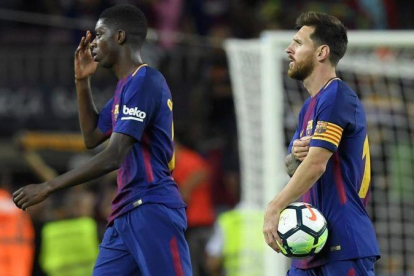 Dembélé y Messi, en el Camp Nou tras el 5-0 del Barça al Espanyol.-AFP / LLUIS GENE