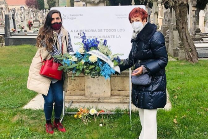 Las concejales Maribel Bringas y Andrea Ballesteros llevaron unas flores al Cementerio de San José en recuerdo a las víctimas del Covid. ECB