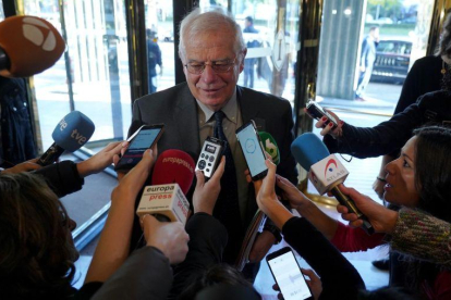 El ministro Josep Borrell.-JOSÉ LUIS ROCA