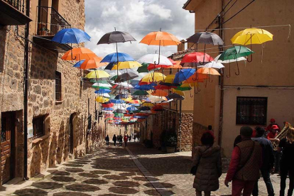 El techo de paraguas multicolores es una de las señas de identidad más reconocidas del festival.-G.G.