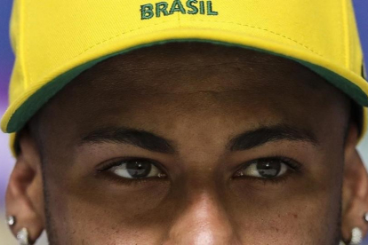 Neymar fija la mirada en los periodistas durante la rueda de prensa de este martes, en Teresópolis.-EFE / ANTONIO LACERDA