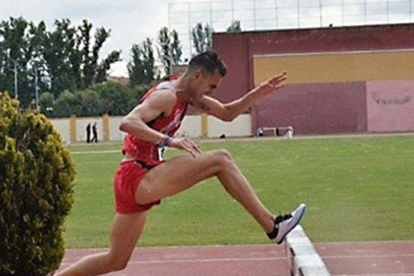 Dani Arce en plena acción en una prueba de 3.000 obstáculos-ECB