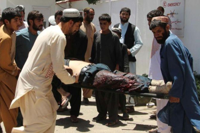 Asistencia a las víctimas tras la explosión de un coche bomba en Lashkar Gah, en Afganistán-AFP / NOOR MOHAMMAD