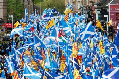 Manifestación en Glasgow para la convocatoria de un segundo referéndum de independencia en Escocia.-ROBERT PERRY (EFE)