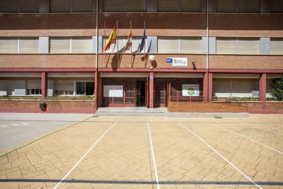 Entrada al colegio Jueces de Castilla con las líneas pintadas en el patio para separar a los escolares a la entrada. SANTI OTERO