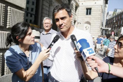 Pedro Sánchez, a su llegada al Congreso para reunirse con el grupo parlamentario del PSOE, ayer.-EFE