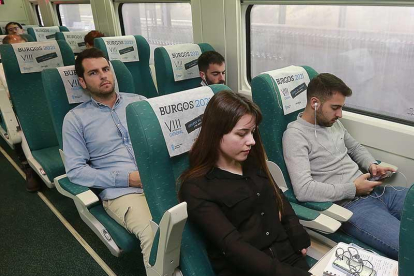 Pasajeros en el primer tren que estrenó la publicidad de Burgos.-R. OCHOA