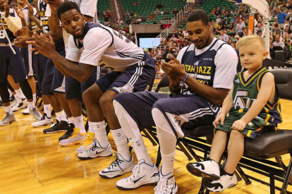 JB Gibson salta a la cancha con el dorsal número 1 y realiza un mate con la ayuda de Rudy Gobert.-Foto: AP